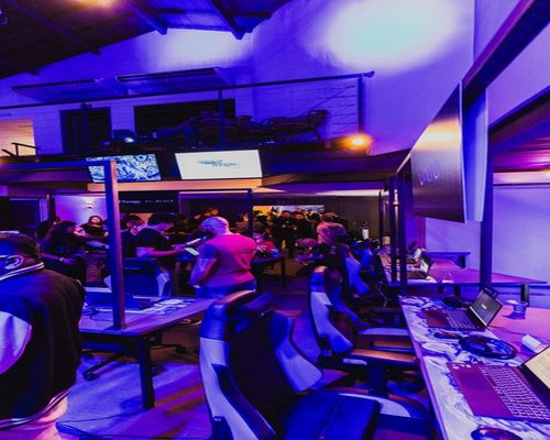 Esports orientation crowd setting